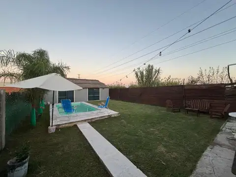 Alquiler casa de 2 dormitorios  con pileta y cochera barrio Lomas de Alicia, Baigorria