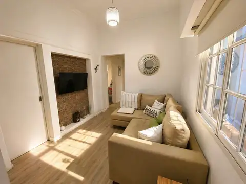 Imperdible casa 2 ambientes con patio y cochera en Barrio Parque Bernal ¡Excelente estado!