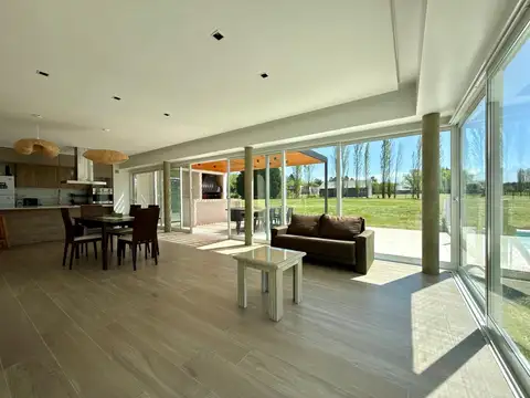 Casa en Venta con 3 cocheras