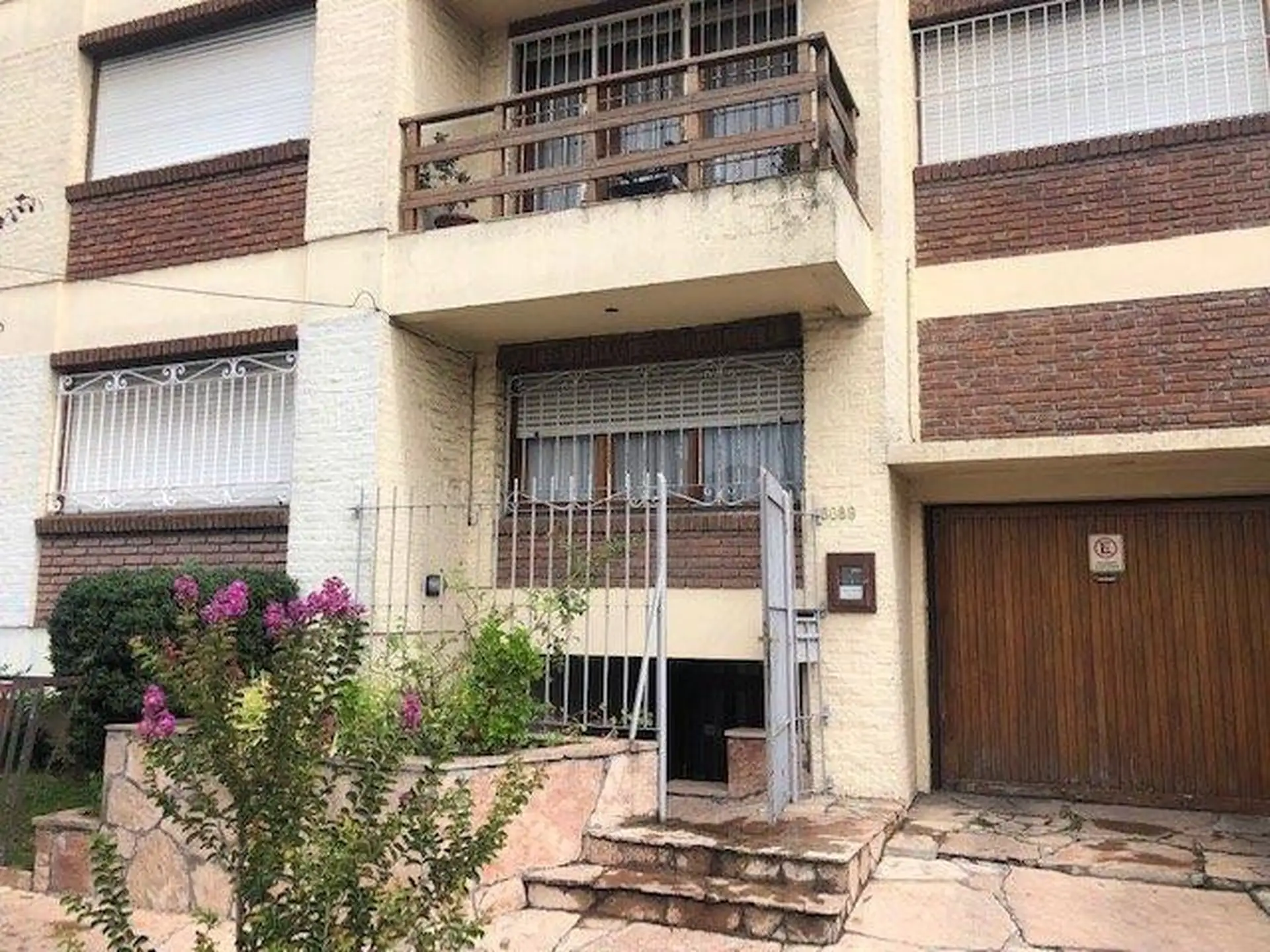 Departamento tres amb a la calle