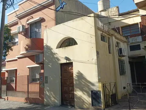 PH monoambiente en estado regular, 50 m2 cubiertos.