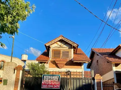 MUY LINDO DÚPLEX 3 AMBIENTES CON ENTRADA DE AUTO Y PATIO   EN VENTA   RAMOS MEJÍA