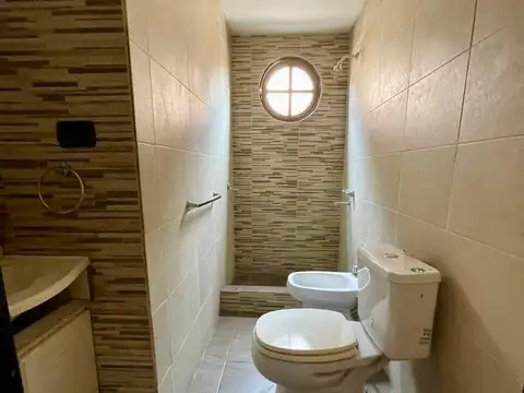 MUY LINDO DÚPLEX 3 AMBIENTES CON ENTRADA DE AUTO Y PATIO   EN VENTA   RAMOS MEJÍA