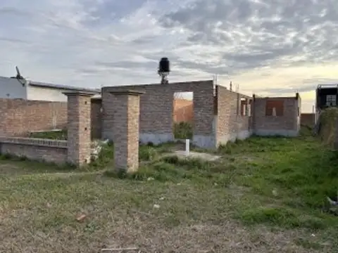 TERRENO CON IMPORTANTE EDIFICACIÓN A TERMINAR