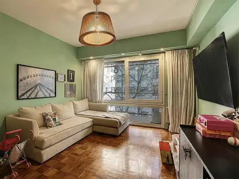 Balcón corrido al frente, cochera y baulera. 5 ambientes con dependencias en Recoleta