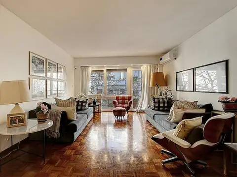 Balcón corrido al frente, cochera y baulera. 5 ambientes con dependencias en Recoleta