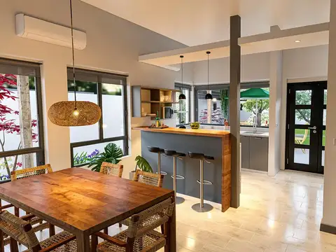 Hermosa casa de 4 ambientes reciclada a nuevo en Florida- Apto crédito  En Venta