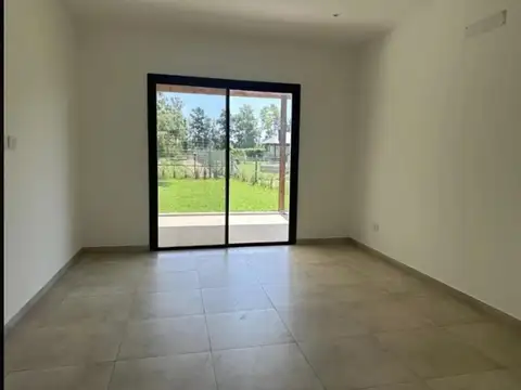 Casa en Alquiler con 3 cocheras