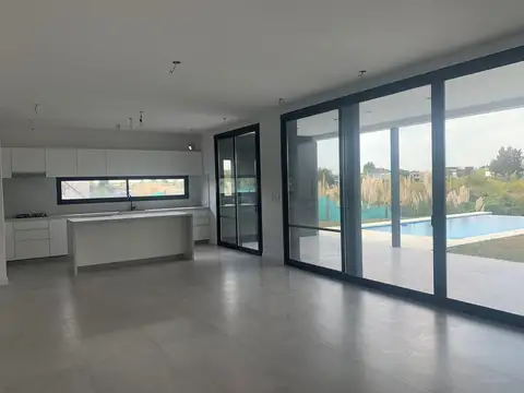 Casa 6 ambientes con 4 baños