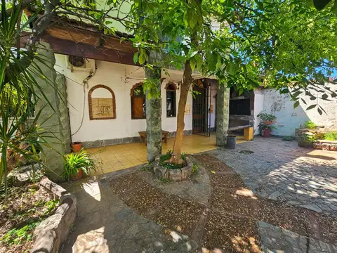 Venta casa 2 plantas de 2 dormitorios con jardín y cochera