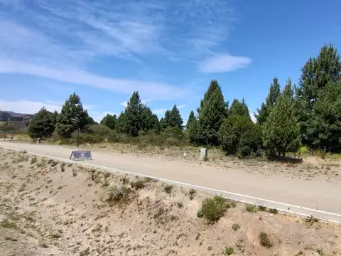 En barrio privado Solares del Este, Bariloche lote plano de 1000 m2.