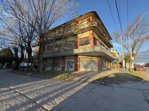 Propiedad comercial en esquina de Av. Juan B Justo