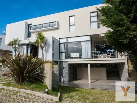 Casa en venta - 4 Dormitorios 4 Baños - Cariló