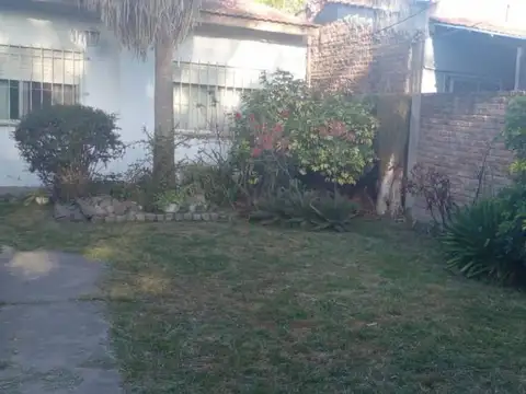 CASA DE 3 AMBIENTES con JARDIN EN FLORENCIO VARELA, TERRENO DE 300 MTS2