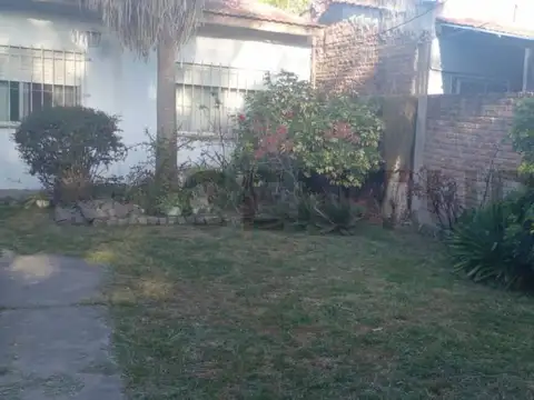 CASA DE 3 AMBIENTES con JARDIN EN FLORENCIO VARELA, TERRENO DE 300 MTS2