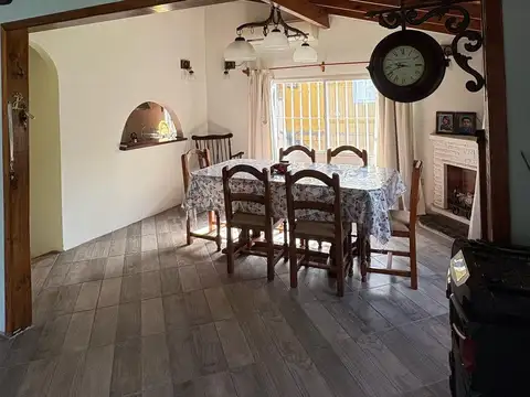 Casa 4 ambientes con 2 baños