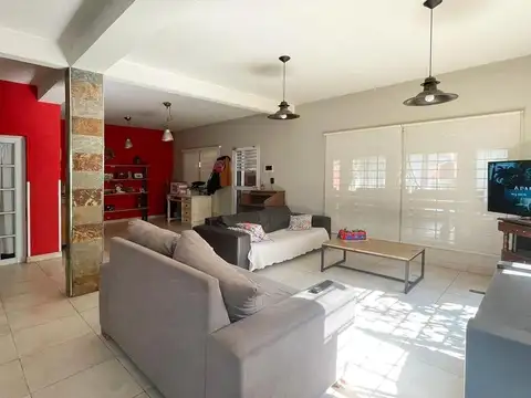 Casa 6 ambientes con 4 baños