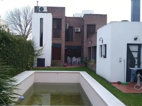 Casa en venta - 4 Dormitorios 4 Baños - Cochera - 330Mts2 - La Plata