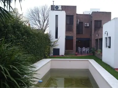 Casa en venta - 4 Dormitorios 4 Baños - Cochera - 330Mts2 - La Plata