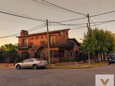 Casa en venta - 4 Dormitorios 4 Baños - Cochera - 540Mts2 - Villa Morra I, Pilar