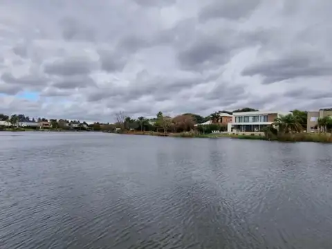 Casa en Alquiler Temporal con 3 cocheras