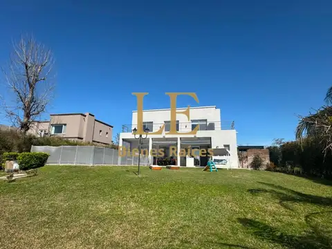 Casa 5 ambientes con 5 baños