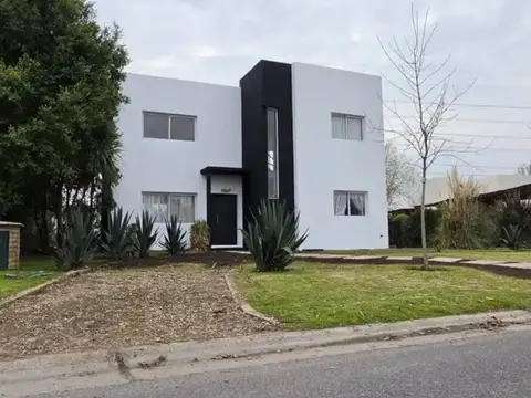 VENTA CASA  5 AMBIENTES - BARRIO SAN FRANCISCO CON PARRILLAY PILETA