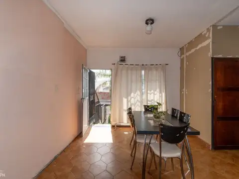 CASA DE TRES DORMITORIOS  PLANTA ALTA - TIRO SUIZO