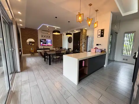 Casa 5 ambientes con 3 baños