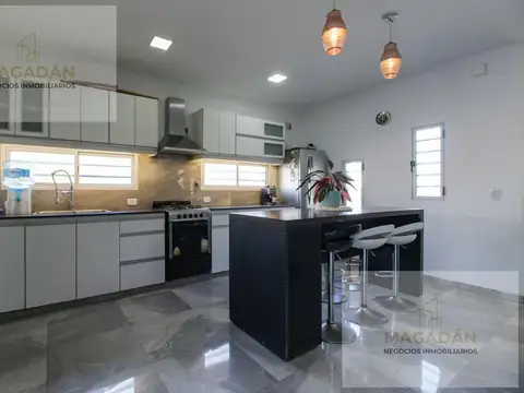 Casa en Venta con 2 cocheras