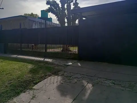 Casa y departamento con cochera y pileta