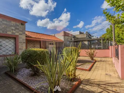 Venta casa 3 dormitorios, 2 baños. Brazo Oriental