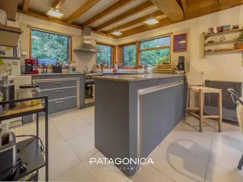 VENTA Casa 3 dormitorios, altillo y Jardin. Excelente estado. Barrio Tres Cerros, Villa la Angostura