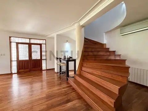 Casa en Venta con 3 cocheras