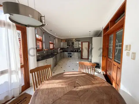 Casa 7 ambientes con 2 baños