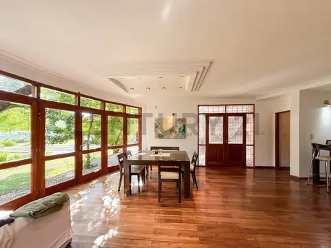 Casa  en venta 4 dormitorios Gonnet entre caminos con amenities