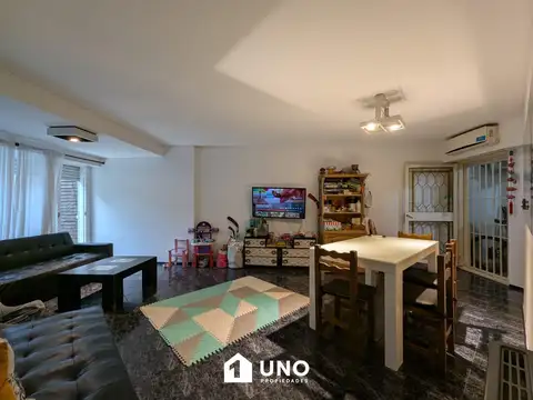 Av. Pellegrini y Dorrego - Dpto de 3 Dormitorios Externo. Con cochera.