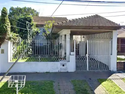 CASA 3 AMBIENTES CON COCHERA Y JARDÍN AL FONDO