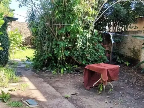 CASA 3 AMBIENTES CON COCHERA Y JARDÍN AL FONDO