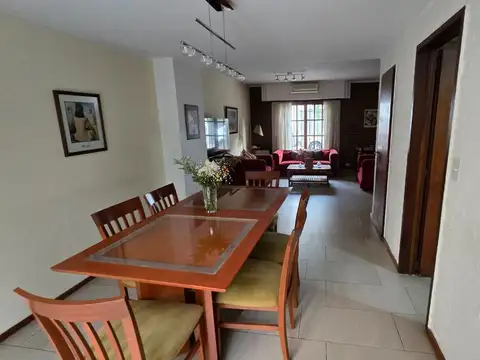 Casa 6 ambientes con 2 baños