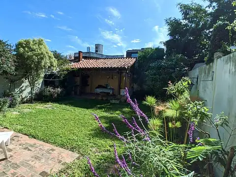 Chalet 190m2 cub, jardín, garage. Excelente ubicación - La Lucila