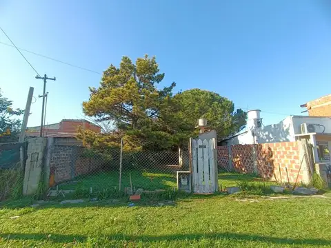 Venta terreno con casa 3 amb y parque Berazategui
