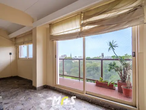 Departamento de 97 m² en Av. Caseros – 4 ambientes con balcón y vista abierta frente a Plaza España