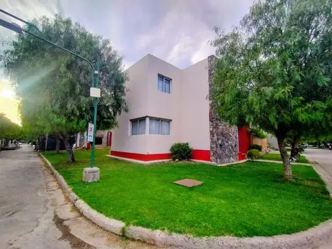 VENTA: CASA AMPLIA CON PISCINA , EN B° LAS PIRCAS