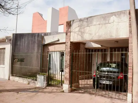 VENTA CASA 2 dormitorios - Barrio Norte.-