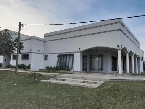 VENDO EXTRAORDINARIA RESIDENCIA A METROS DEL RÍO EN ESQUINA