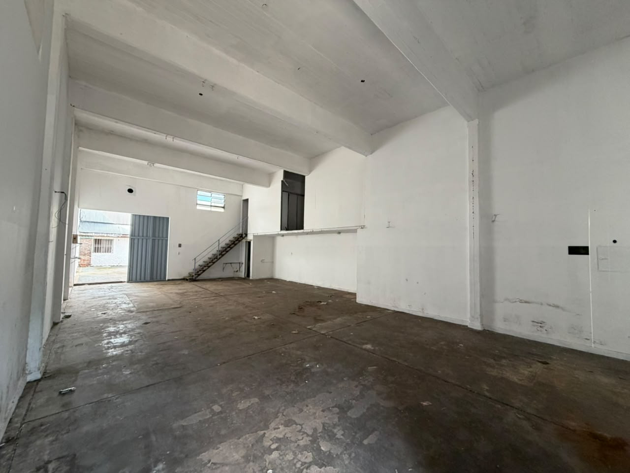 Terreno de 300m² con galpón de losa y depto 2 ambientes