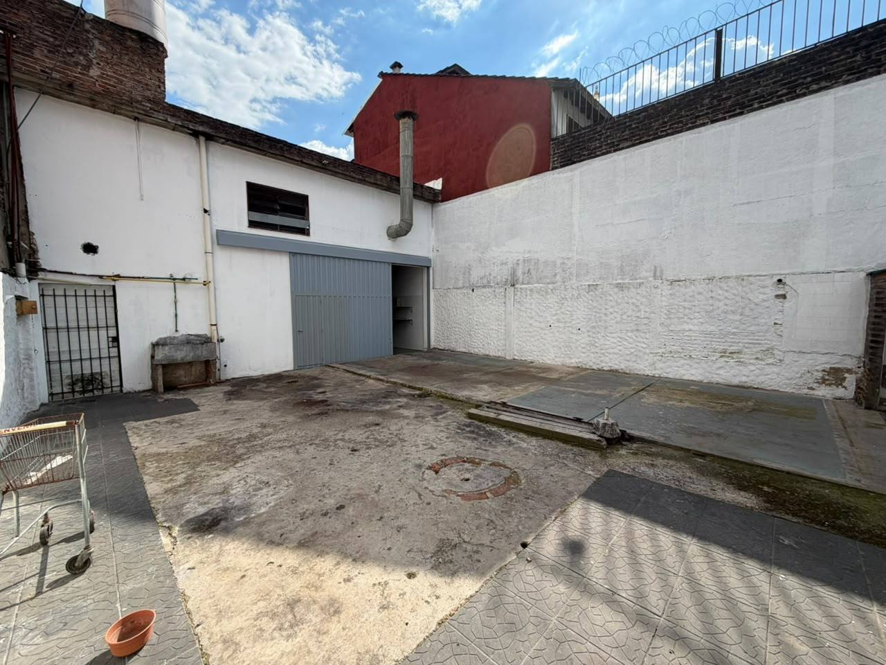 Terreno de 300m² con galpón de losa y depto 2 ambientes
