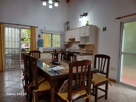 Casa 6 ambientes con 2 baños