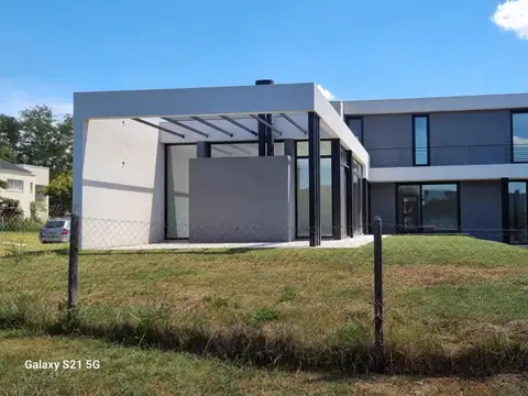 Casa 4 ambientes con 3 baños